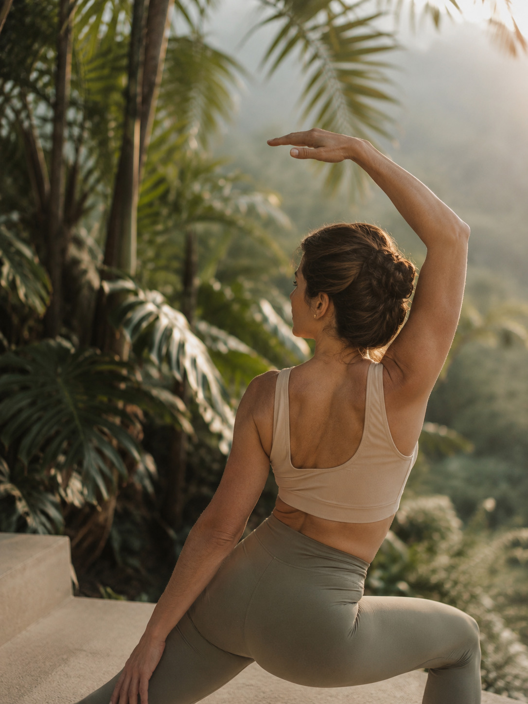 Mulher praticando yoga ao ar livre — bem-estar e movimento